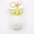 Detalle del llavero de estrella de cuero amarillo con pompón de peluche y cierre dorado - Blanco