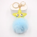 Llavero de estrella en cuero con bola de peluche, ojos de dibujos y cierre dorado - Azul claro