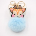Gros plan d'un porte-clés renne en peluche avec pompon bleu clair et clip doré - Bleu clair