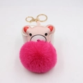 Detail van roze beertje hanger met grote fuchsia pompon en gouden metalen sleutelhanger - Rozerood