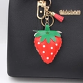 Grazioso portachiavi a fragola in pelle con dettagli dorati e nappa rossa sulla borsa - Fragola Rossa