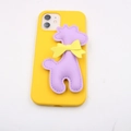 Dettaglio custodia gialla con decorazione giraffa in pelle viola e fiocco carino - Viola Taro
