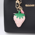 Portachiavi fragola in pelle rosa con nappa attaccato a una borsa nera - Fragola Rosa