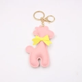 Detailansicht der Giraffe-Schlüsselanhänger aus rosa PU-Leder mit gelber Schleife - Rosa