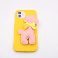 Custodia gialla in silicone per telefono con giraffa rosa e fiocco decorativo - Rosa