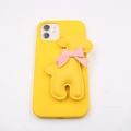 Dettaglio della cover gialla con giraffa 3D e decorazione con fiocco rosa per telefono - Giallo