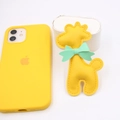 Dettaglio del ciondolo per telefono a forma di giraffa in pelle gialla con fiocco verde - Giallo