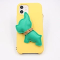 Detail eines 3D grünen Leder-Französische Bulldogge-Anhängers auf gelber Handyhülle - Welpe ohne Metallverschluss / Hermes-Grün