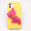 Detail der gelben Silikon iPhone-Hülle mit rosa Bulldogge-Charm aus Leder und Nähten - Fuchsia
