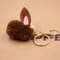 Détail d'un porte-clés lapin en peluche marron avec fermoir doré et oreilles roses - Marron