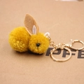 Porte-clés lapin en peluche jaune avec pompons doux et fermoir en métal doré - Orange