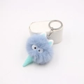 Portachiavi peluche elfo gelato con palla soffice blu e cono verde menta su base bianca - Azzurro