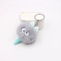 Dettaglio di un ciondolo creativo in peluche a cono gelato con pompon grigio e anello in metallo - Grigio chiaro