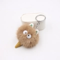 Dettaglio del portachiavi a peluche elfo con palla marrone morbida e anello d'argento - Cachi