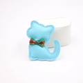 Detalle de colgante de cuero azul cielo con forma de gato y lazo de cuadros escoceses - Azul claro