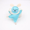 Schattige ballet konijn lederen hanger blauw met geruite ruches op een witte standaard - Blauw