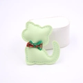 Detalle de colgante de gato en cuero verde claro con lazo de cuadros y costuras azules en base - Verde matcha
