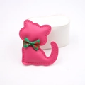 Detalle de dije de gato en cuero sintético rosa con bordes cosidos y lazo a cuadros verde - Rosa Roja