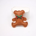 Detailansicht eines braunen Teddybär-Lederanhängers mit rot-grün karierter Schleife - High-End-Stil (Bären-Zubehör) / Kaffeebraun