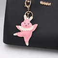 Porte-clés lapin de ballet en cuir rose avec fermoir doré sur sac noir - Rose
