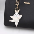 Porte-clés lapin de ballet en cuir blanc avec col à carreaux orange sur un sac à main - Blanc