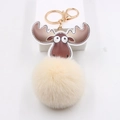 Détail du porte-clés peluche renne avec boule de fourrure jaune et fermoir or - Blanc Cassé