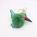 Detail van pluche ijsvogel sleutelhanger met groene pompon en gouden sluiting - Donkergroen