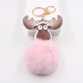 Détail du porte-clés élan avec boucle en métal doré et grand pompon en fausse fourrure rose - Rose Clair