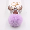 Porte-clés élan mignon avec un pompon en fausse fourrure lavande et métal doré brillant - Violet Taro