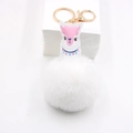 Détail du porte-clés alpaga en cuir rose avec pompon blanc et mousqueton doré - Blanc