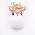 Detalle de llavero de reno de peluche con astas doradas y pompón blanco suave - Blanco