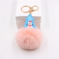 Rosa Kunstfell-Bommel-Schlüsselanhänger mit blauem Weihnachtsbaum-Anhänger und Goldkarabiner - Rosa