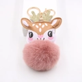 Vista detallada del llavero de reno de peluche con pompón rosa y cierre de mosquetón - Rosa Viejo