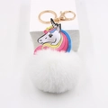 Nahaufnahme von Einhorn-Schlüsselanhänger mit weißem Bommel und goldener Schließe - Weiß