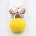 Llavero creativo de reno con un gran pompón de piel sintética en color amarillo vivo - Amarillo