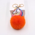 Detail eines Einhorn-Schlüsselanhängers mit orangefarbenem Plüschball und goldenem Karabiner - Orange