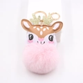 Detalle de llavero de peluche de ciervo rosa con astas brillantes y aros dorados - Rosa Claro