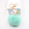 Detail eines Einhorn-Taschenanhängers mit goldenem Schlüsselring und grünem Kunstfell - Mintgrün