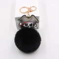 Schwarzer Kunstpelz-Bommel-Schlüsselanhänger mit Piratenschädel und goldener Schließe - Schwarz
