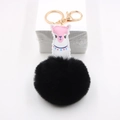 Détail du porte-clés alpaga avec pompon noir et mousqueton en métal doré - Noir