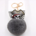 Gotischer Pirat Totenkopf Plüsch Anhänger mit grauem Kunstfellball und Goldverschluss - Dunkelgrau