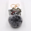 Punk-Piraten-Totenkopf-Schlüsselanhänger mit flauschigem grauen Kunstfell-Bommel - Zweifarbig Schwarz
