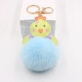 Llavero de pollito azul suave con cierre de mosquetón dorado y pompón de peluche fino - Azul claro