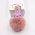 Dettaglio portachiavi a coniglio in ecopelle viola con pompon rosa e anello d'oro - Rosa Antico