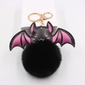 Porte-clés chauve-souris en peluche noire avec détails roses et anneau doré - Noir