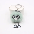Détail du porte-clés raton laveur en peluche verte avec anneau en métal argenté - Vert matcha