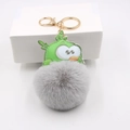 Llavero de monstruo animado con cuero verde y pompón de piel gris colgante para bolsos - Estilo de Monstruo de Dibujos Animados / Gris claro