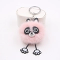 Porte-clés raton laveur en peluche rose avec anneau métallique sur fond blanc pur - Rose Clair
