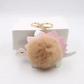 Détail du porte-clés dinosaure en peluche avec anneau doré et fermoir mousqueton chic - Khaki