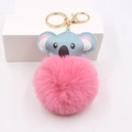 Detail van een roze pluche koala sleutelhanger met gouden metalen ring en musketonhaken - Koala Gouden Sleutelhanger / Dieproze